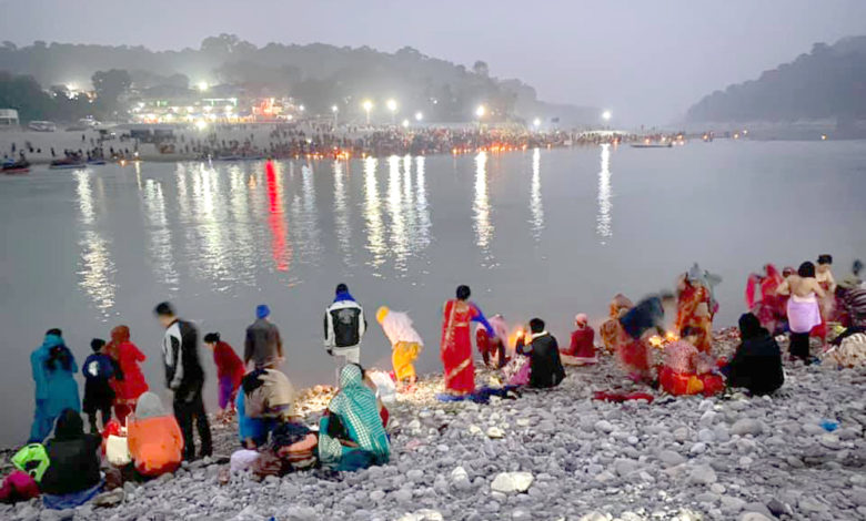 Photo of वेणी संगममा स्नान गर्दै तीर्थालु