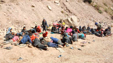 Photo of बाढीले विद्यालय भवन बगाएपछि धुलोमा बसेर पढ्न वाध्य बालबालिका