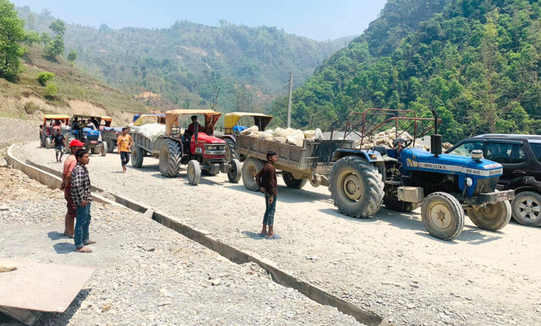 Photo of ट्याक्टरले धुलो उडाएपछि बाटो बन्द