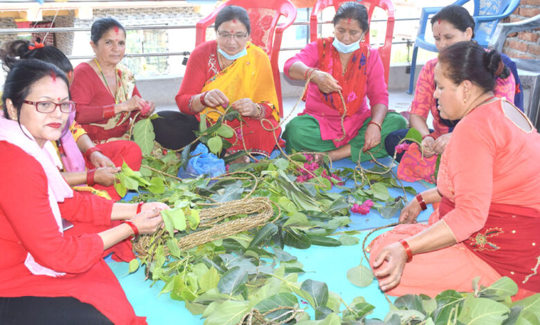 Photo of महायज्ञका लागि तोरन बुन्दै महिला