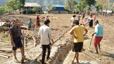 Photo of खानेपानी पाइप बिछयाउँदै उपभोक्ता