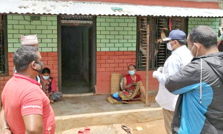 Photo of संक्रमितको घरदैलोमा बन्दिपुरका जनप्रतिनिधि