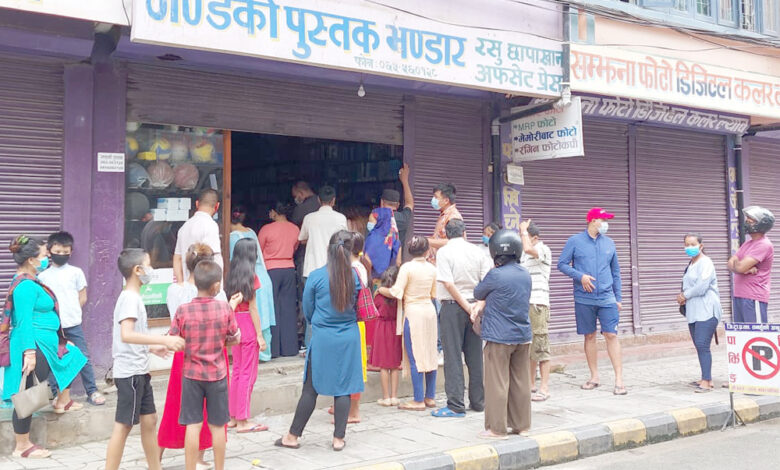 Photo of नयाँ शैक्षिक सत्र शुरुसंगै पाठ्यपुस्तक किन्नेको भिड
