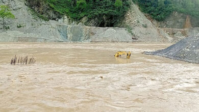 Photo of नदीको बहाव बढेपछि गण्डकी र लुम्बिनी प्रदेश जोड्ने पुल निर्माण रोकियो