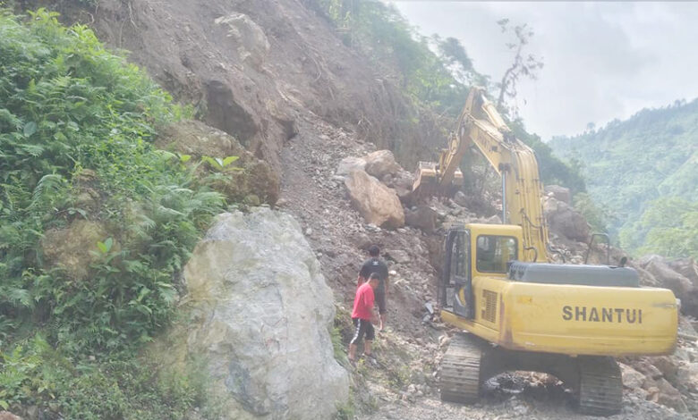Photo of बुद्ध सिंह मार्गको पहिरो हटाइदै