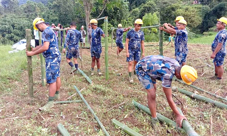 Photo of पहिरो पीडितलाई अस्थायी टहरा बनाइदै