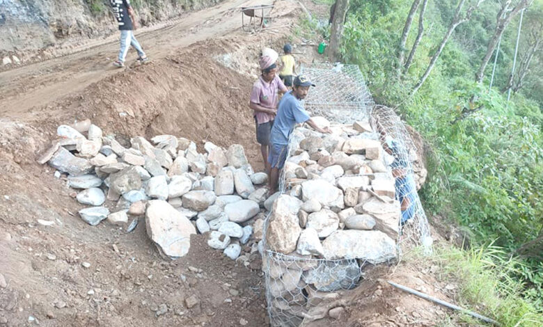 Photo of पहिरोले क्षति पुर्‍याएको सडकको मर्मत