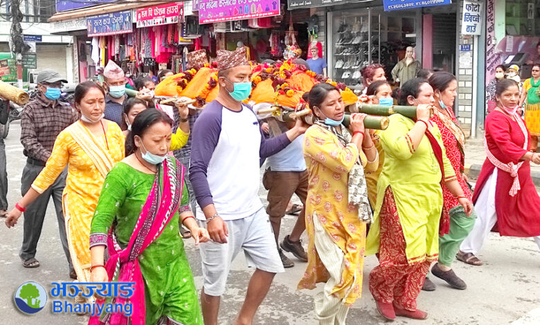 Photo of महिलाको काँधमा शव
