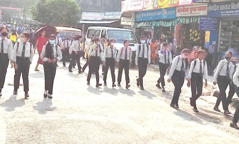 Photo of विद्यालयबाट घर र्फकदै विद्यार्थीहरु