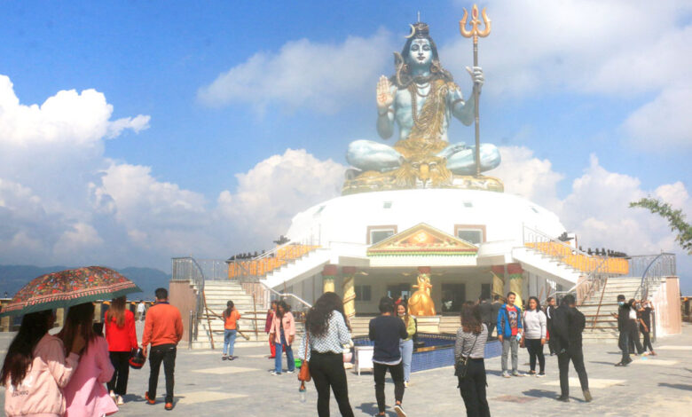 Photo of महादेव मूर्ति अवलोकन गर्दै पर्यटक