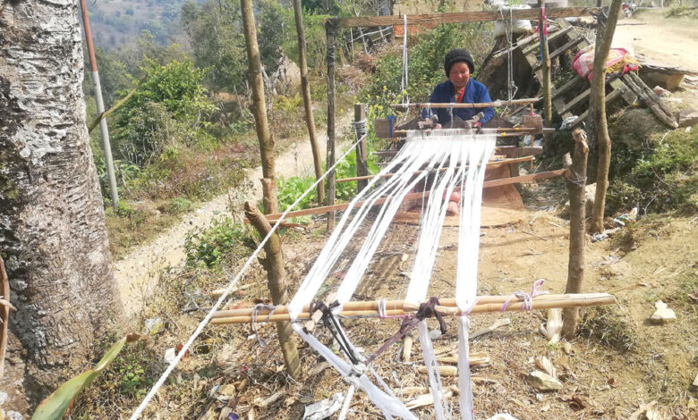 Photo of घरेलु तानमा मगर पोशाक बुन्दै