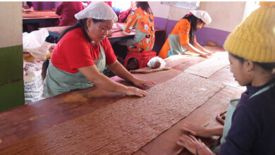 Photo of ललीपप बनाउर्दै महिला