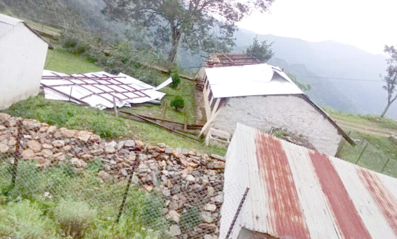 Photo of हावाहुरीले विद्यालयको छानो उडायो