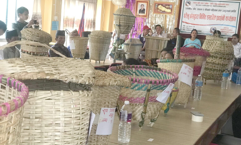 Photo of आँवुखैरेनी गाउँपालिकाद्वारा घरेलु बाँसको डस्टविन प्रवर्द्धन