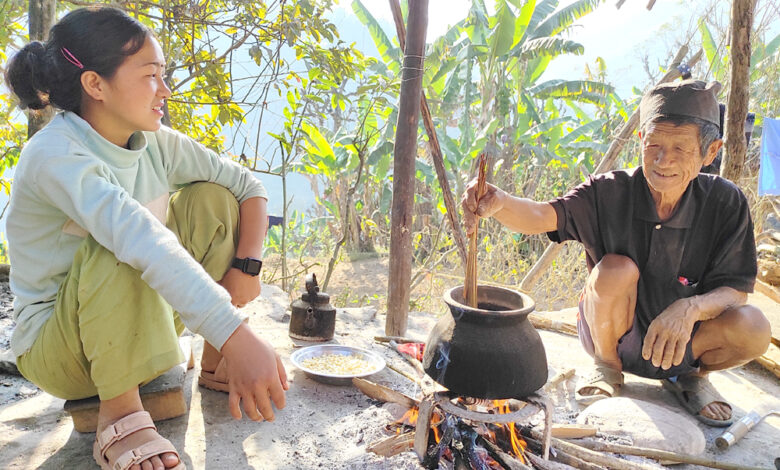 Photo of हाँडिमा मकै भुट्दै
