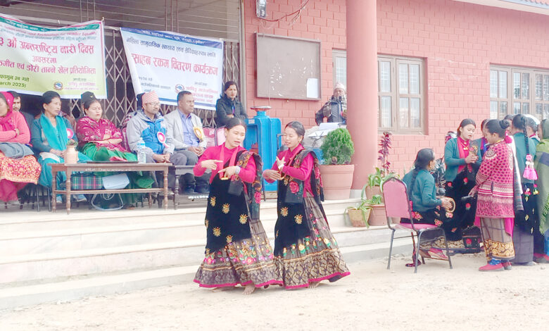 Photo of नारी दिवसमा जनप्रतिनिधि र कर्मचारी बीच डोरी तान्ने प्रतियोगिता