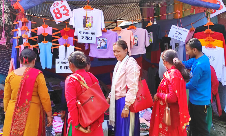 Photo of महोत्सवमा कपडा खरिद बिक्री