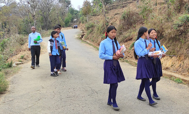 Photo of घर फर्कदै गरेका विद्यार्थी