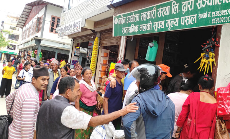 Photo of रासायनिक मलको लाइनमा कृषक