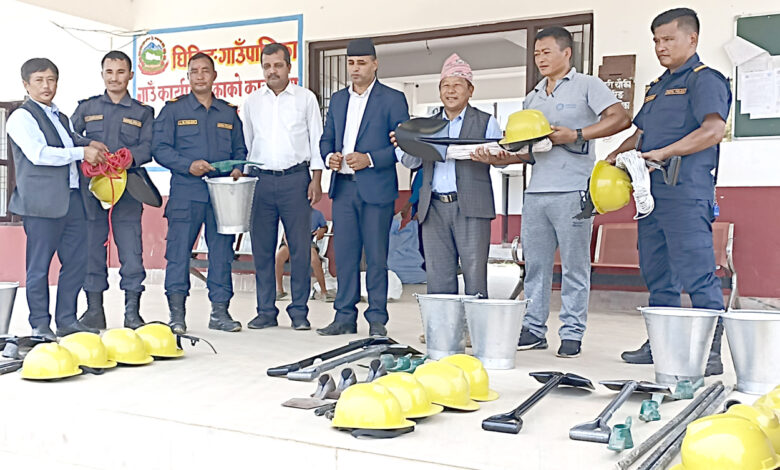Photo of प्रहरीलाई विपत व्यवस्थापनका सामाग्रि