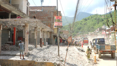 Photo of सडक स्तरोन्नती गर्न घर भत्काइदै