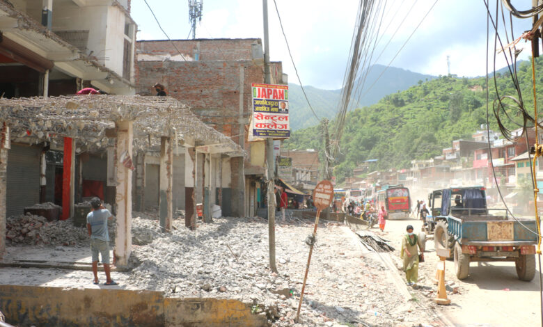 Photo of सडक स्तरोन्नती गर्न घर भत्काइदै
