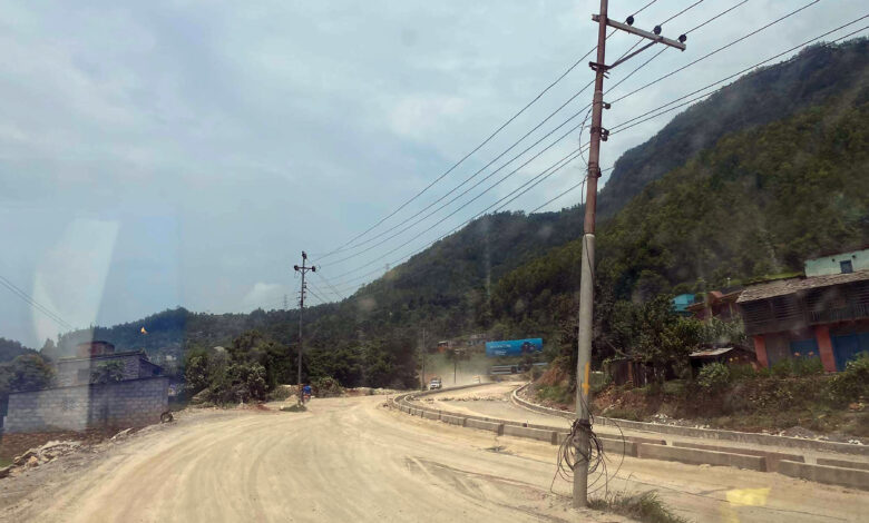 Photo of राजमार्गको बीचमा विद्युत पोल