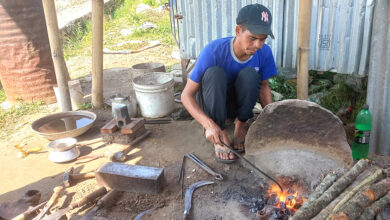 Photo of विश्वकर्मा आरनमा फलामका सामग्री बनाउँदै