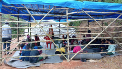 Photo of अस्थायी टहरामा पढ्दै विद्यार्थी