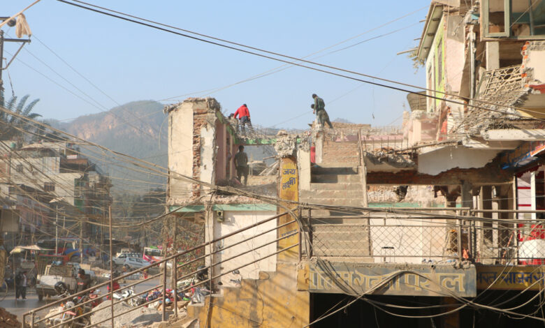 Photo of सडक सिमा भित्रका घर भत्काइदै