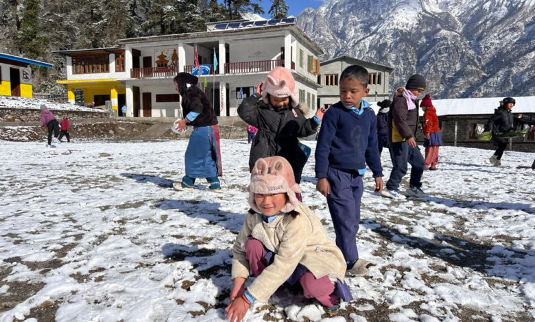 Photo of हिउँमा खेल्दै बालबालिका