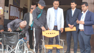 Photo of ऋषिङका चार जना अपाङ्गता भएकालाई सहायता सामग्री वितरण