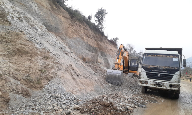 Photo of सडक बिस्तारका लागि भित्तो कटान