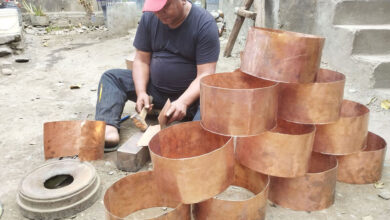 Photo of तामका गाग्री बनाउँदै