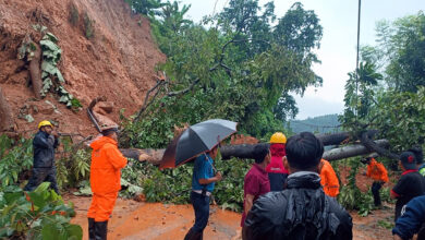 Photo of पहिराले अवरुद्ध पृथ्वी राजमार्ग सञ्चालन अझै अनिश्चित