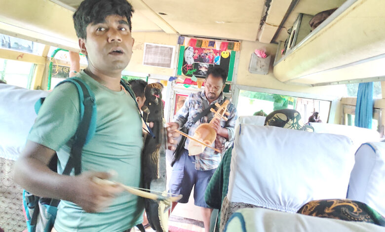 Photo of साराङ्गिको धुनमा गीत गाएर यात्रुलाई मनोरञ्जन दिंदै