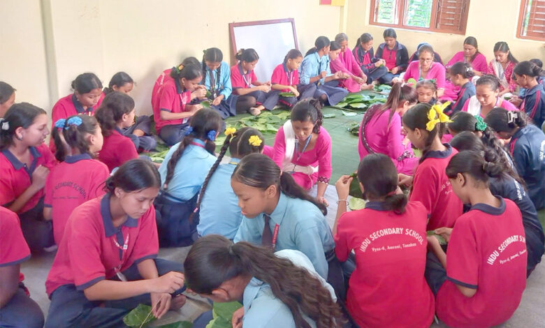 Photo of टपरी बुन्न सिक्दै विद्यार्थी