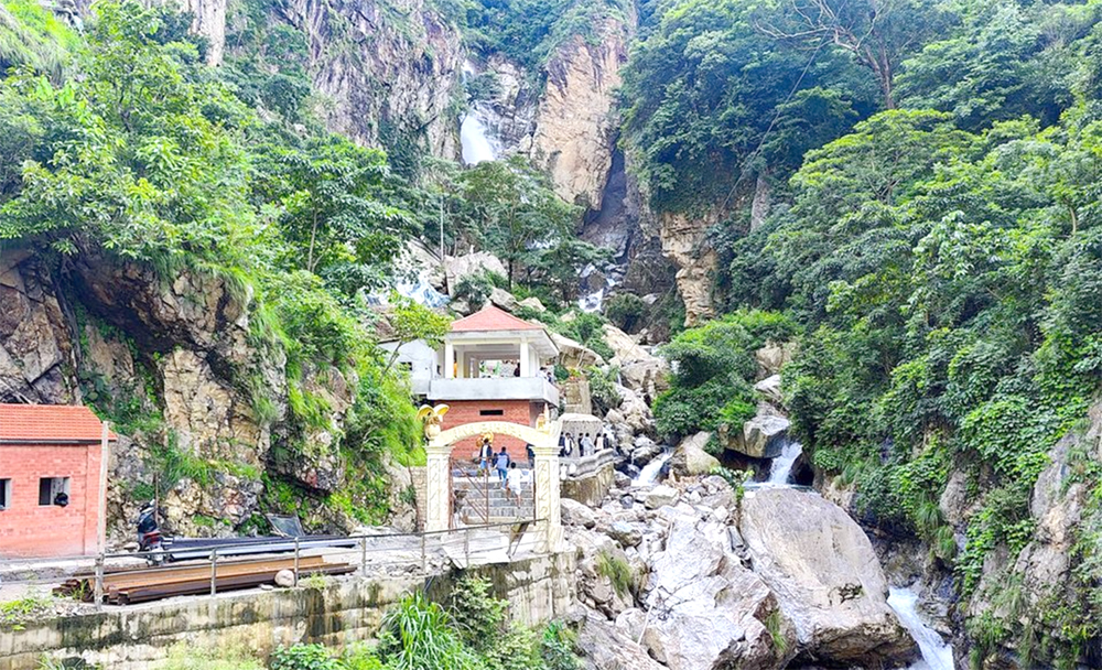 Photo of पर्यटकका आर्कषणमा ऐना पहरा