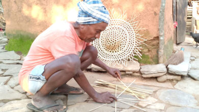 Photo of बासको चोयाबाट छत्री बुन्दै