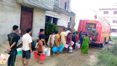 Photo of पर्सा जिल्लामा खानेपानीको हाहाकार : नेपाली सेनाद्वारा वीरगञ्जमा पानी वितरण
