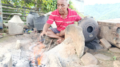 Photo of आरनमा हाँसिया बनाउँदै