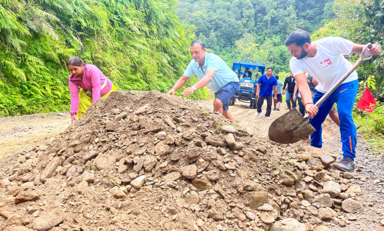 Photo of ढोरवाराही मोटरमार्गमा श्रमदान