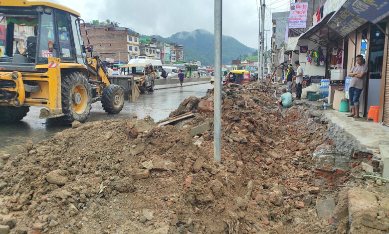 Photo of सडक किनारामा फुटपाथ बनाइदै