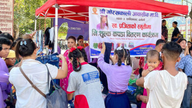 Photo of खाजाखर्च बचाएर विद्यार्थीले तीन सय जनालाई वितरण गरे कपडा