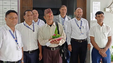 Photo of मालपोत तनहुँका पहिलो सेवाग्राहीलाई सम्मान