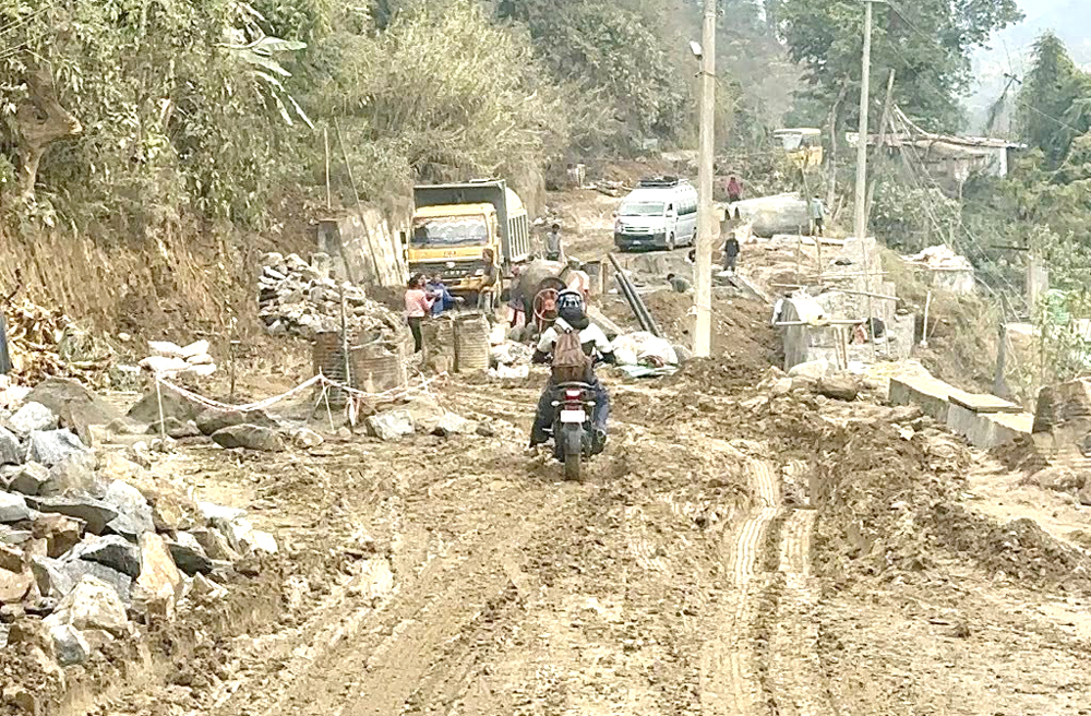 Photo of डुम्रे–बेसीसहर मोटर मार्ग : ५४ वर्षसम्म पनि सडक स्तरोन्नति हुन नसक्दा यात्रु कष्टपूर्ण यात्रा गर्न बाध्य