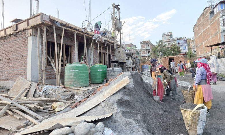Photo of घर ढलानमा खट्टिएका श्रमिक महिलाहरु