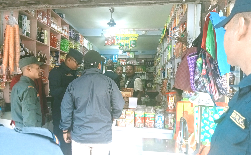 Photo of डुम्रेमा अनुगमन : म्याद गुज्रिएका खाद्य पदार्थ जफत, २९ हजार बढीका सामग्री नष्ट