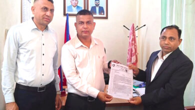 Photo of निर्णय सच्याउन माग गर्दै सरकारलाई ज्ञापनपत्र, तनहुँका दैनिक पत्रिकाले सम्पादकीयमा कालो पोते