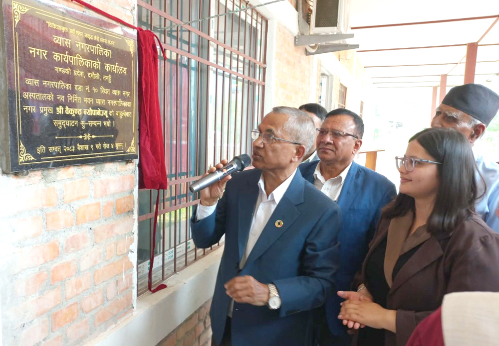 Photo of व्यासले सञ्चालनमा ल्यायो १५ शय्याको ‘व्यास नगर अस्पताल’ : गुणस्तरीय सेवा दिन नगरप्रमुख न्यौपानेको जोड